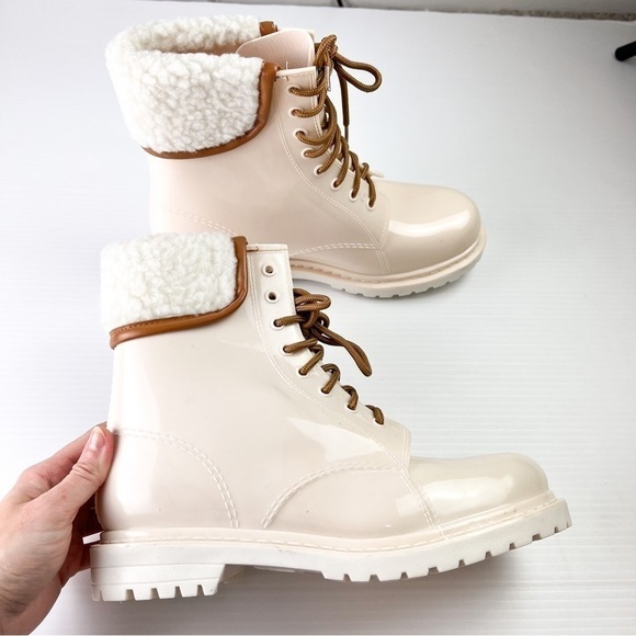 Kenneth Cole Women's size 10 Rain Lace Up Cozy Boot White/Cream - Picture 5 of 11